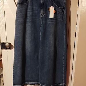 Cider NWT 1XL Denim  Skirt With Frayed Hem And Front Slit.